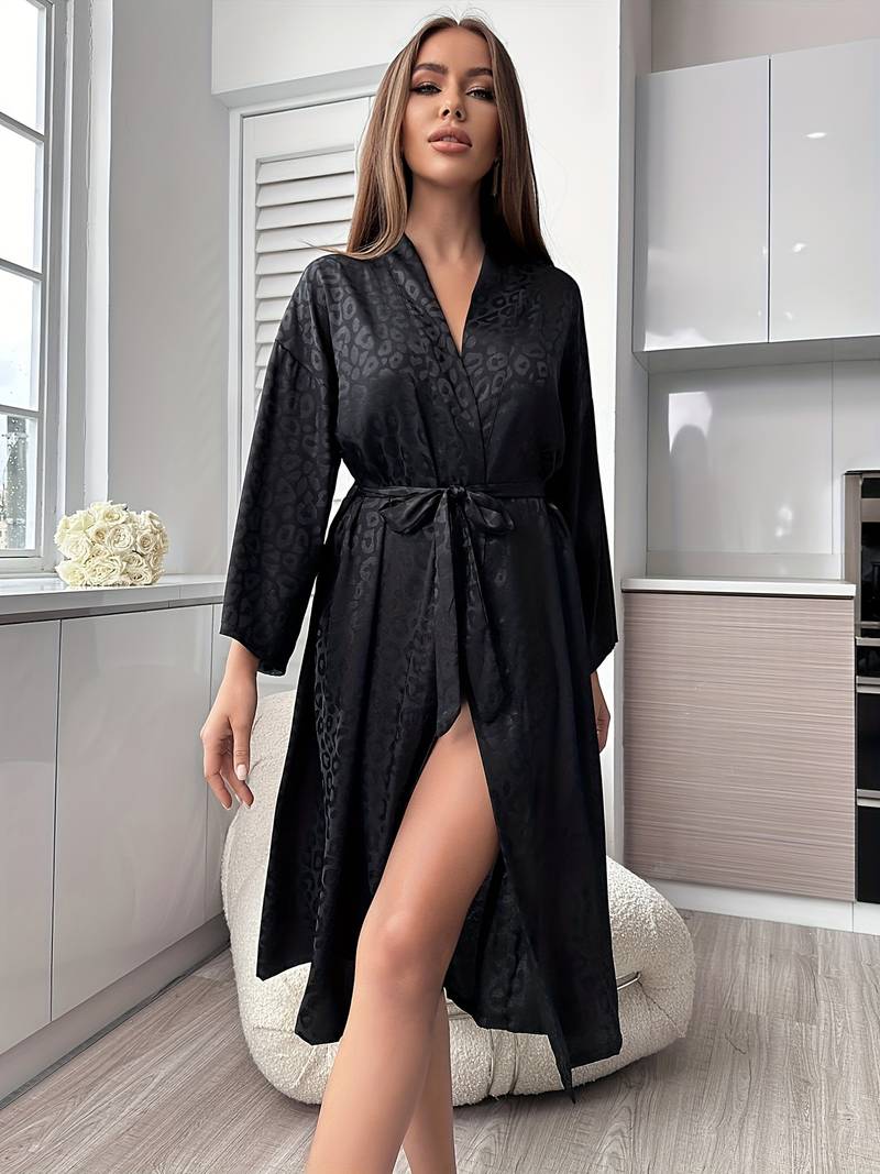 Elegant morgenkåbe i satin med leopardprint
