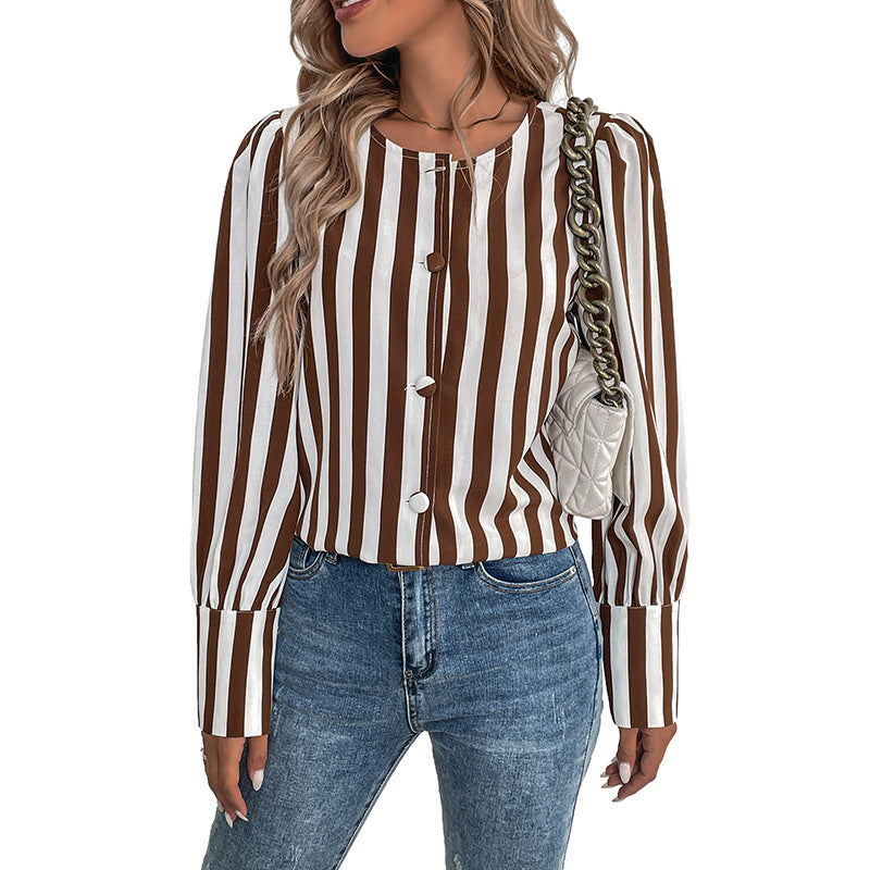 Elegant stribet damebluse med knapdetaljer