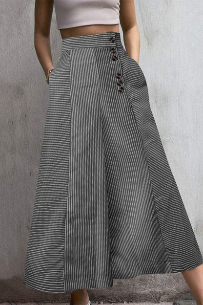 Khadija | Jupe-culotte cintrée - Pantalon large stylé - Rayé - Cropped with Button Detail - Image 2