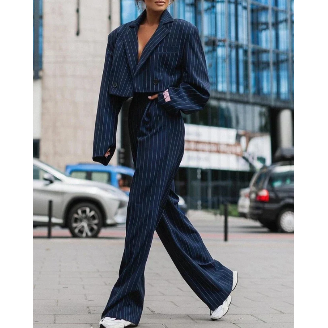 Océana | Ensemble tailleur deux pièces pour femme - Blazer court à rayures - Image 3