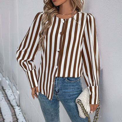 Elegant stribet damebluse med knapdetaljer