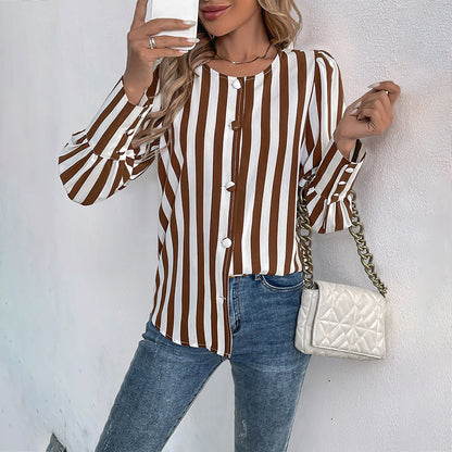 Elegant stribet damebluse med knapdetaljer