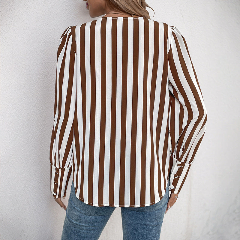 Elegant stribet damebluse med knapdetaljer