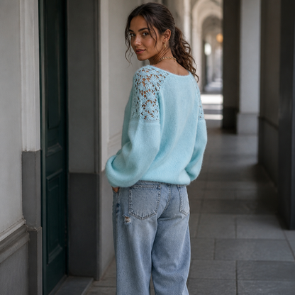 Elegant strikbluse med blonde-look