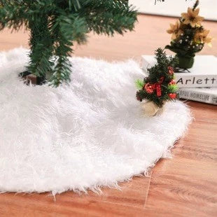 Hvidt juletræstæppe i imiteret pels med plystekstur til julepynt