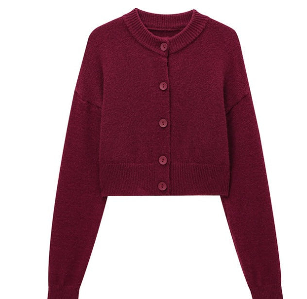 Kort cardigan til damer med knapstolpe og elegant rund halsudskæring