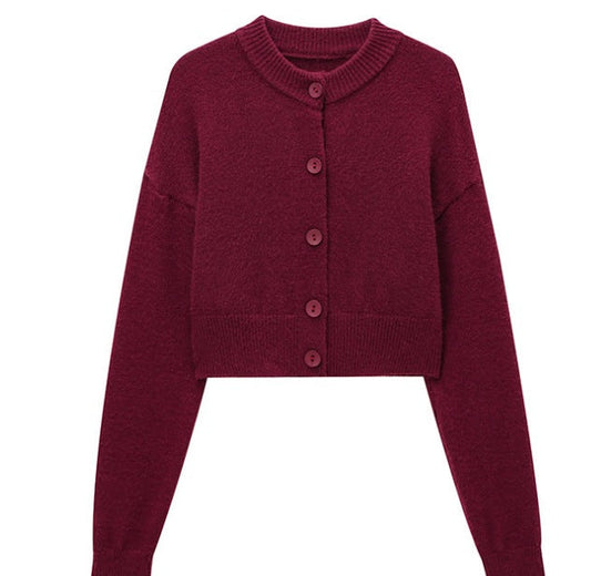 Kort cardigan til damer med knapstolpe og elegant rund halsudskæring