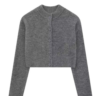 Kort cardigan til damer med knapstolpe og elegant rund halsudskæring