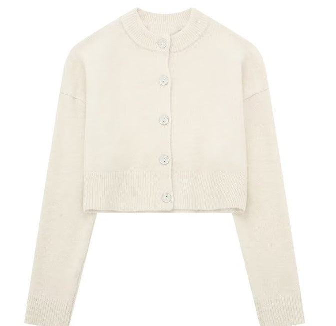 Kort cardigan til damer med knapstolpe og elegant rund halsudskæring