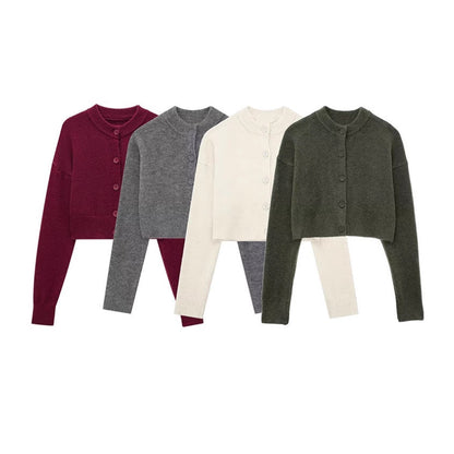 Kort cardigan til damer med knapstolpe og elegant rund halsudskæring