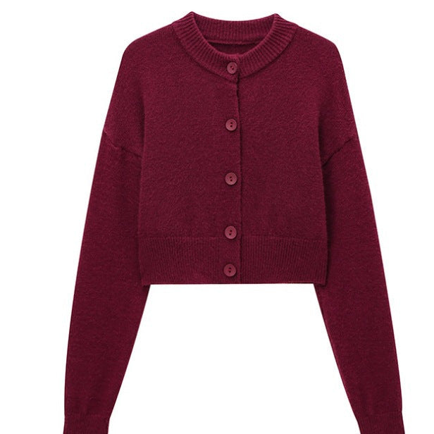 Kort cardigan til damer med knapstolpe og elegant rund halsudskæring