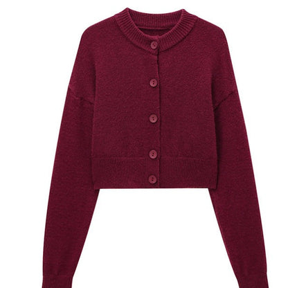 Kort cardigan til damer med knapstolpe og elegant rund halsudskæring