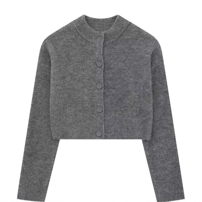 Kort cardigan til damer med knapstolpe og elegant rund halsudskæring
