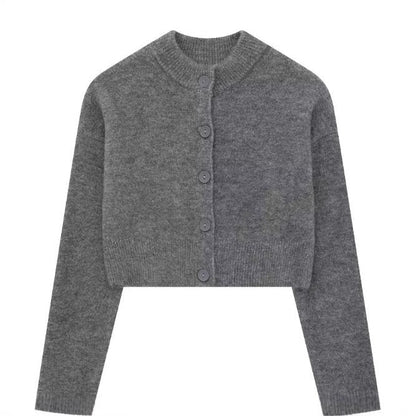 Kort cardigan til damer med knapstolpe og elegant rund halsudskæring