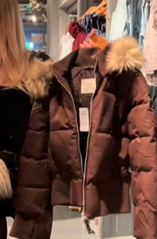 Kort dynejakke til damer med lynlås, hætte og kunstpelskant