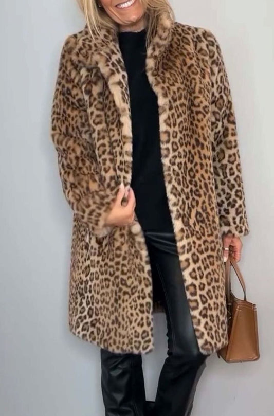 Lang vinterfrakke i imiteret pels med leopardprint til damer