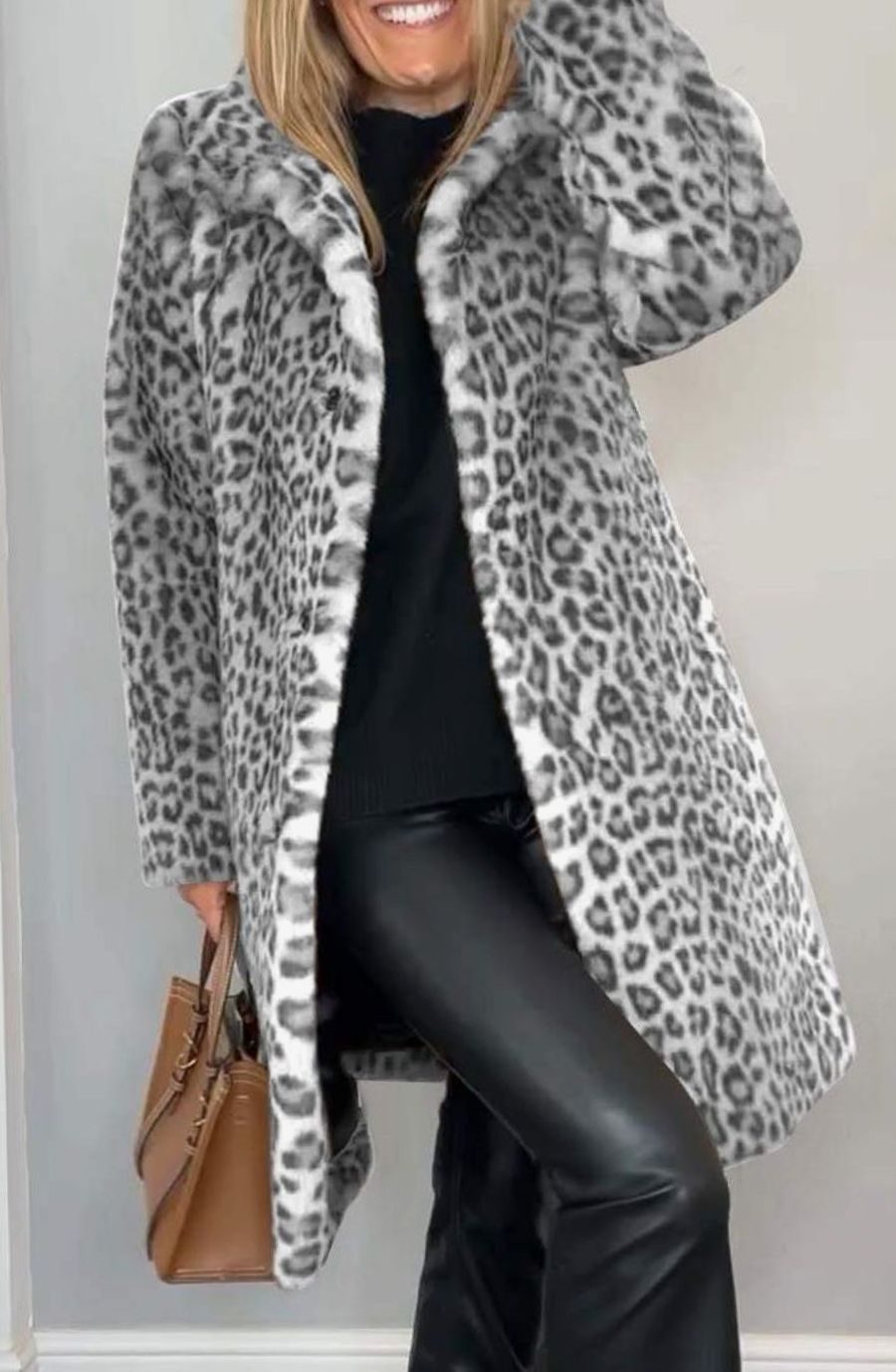 Lang vinterfrakke i imiteret pels med leopardprint til damer