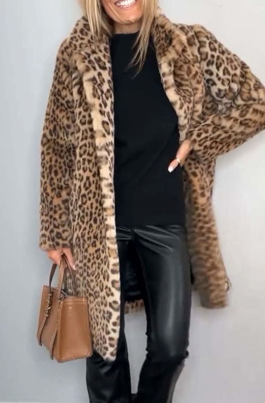 Lang vinterfrakke i imiteret pels med leopardprint til damer