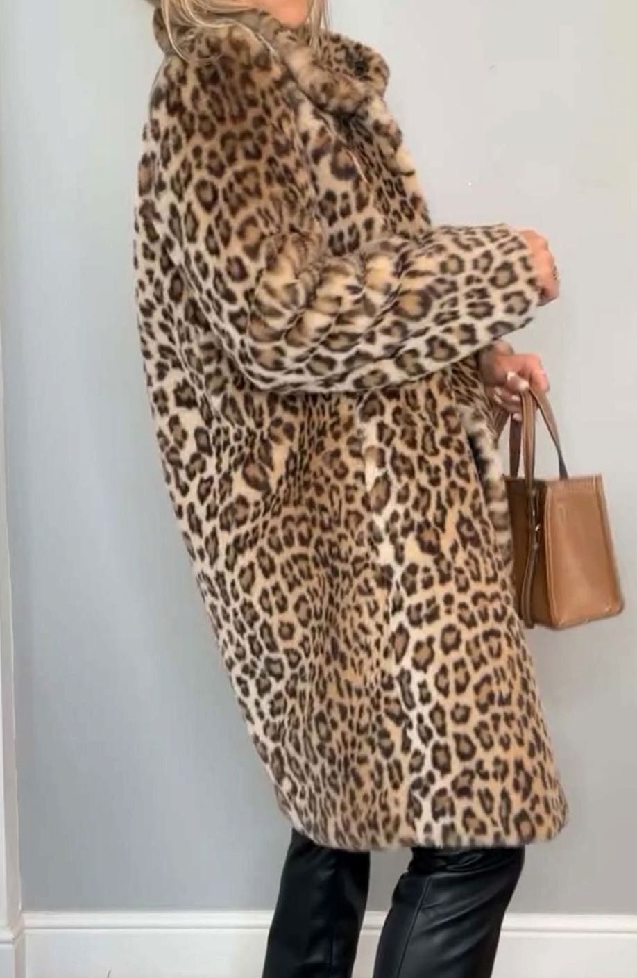 Lang vinterfrakke i imiteret pels med leopardprint til damer