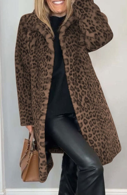 Lang vinterfrakke i imiteret pels med leopardprint til damer