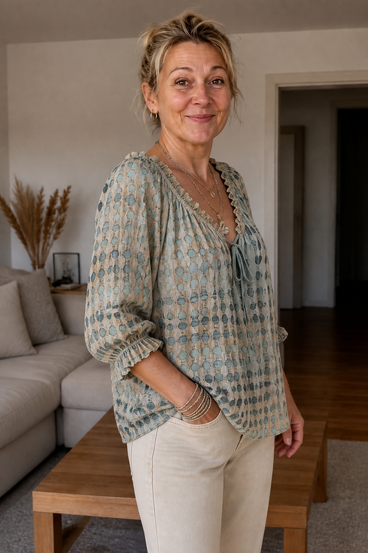 Mønstret boho-bluse med bindebånd og rynkekant