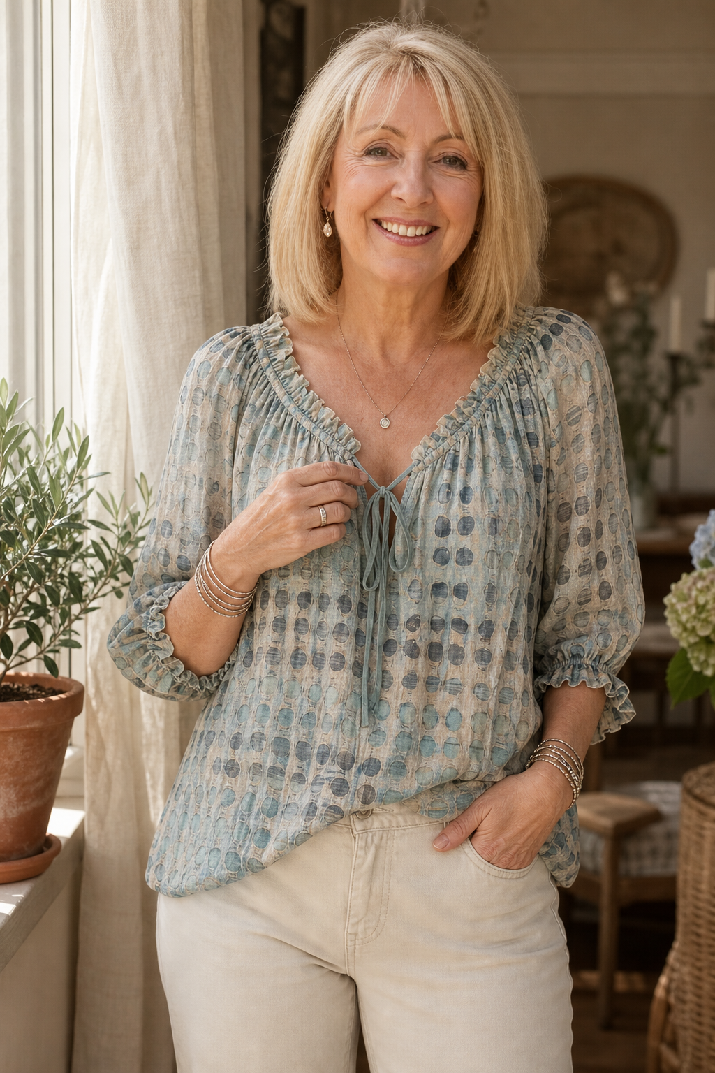 Mønstret boho-bluse med bindebånd og rynkekant