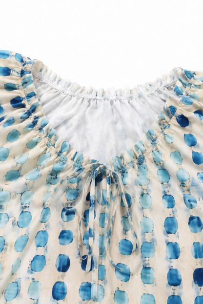 Mønstret boho-bluse med bindebånd og rynkekant