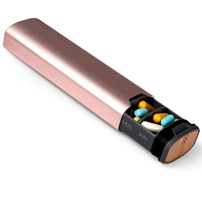 MediEase Uge Pille Organizer – Elegant Træ & Aluminium Pilleboks