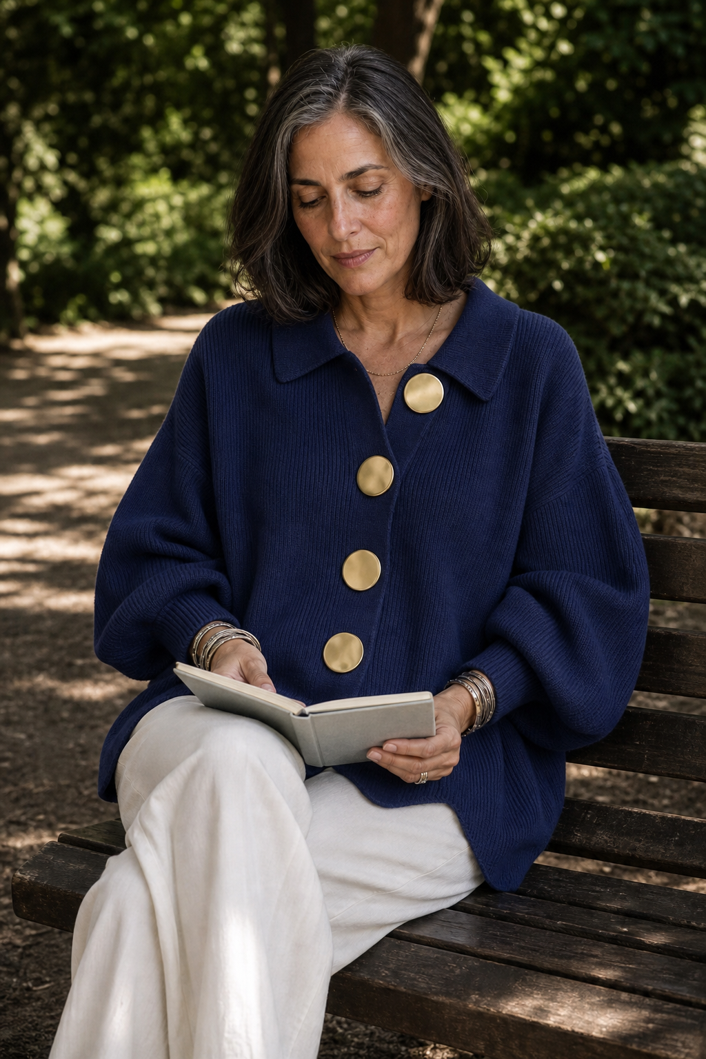 Oversized cardigan med knapper og bølgekant