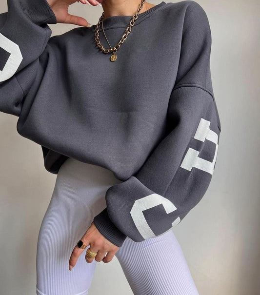 Oversized fleeceforet sweatshirt med rund hals og varsity-ærmer til damer