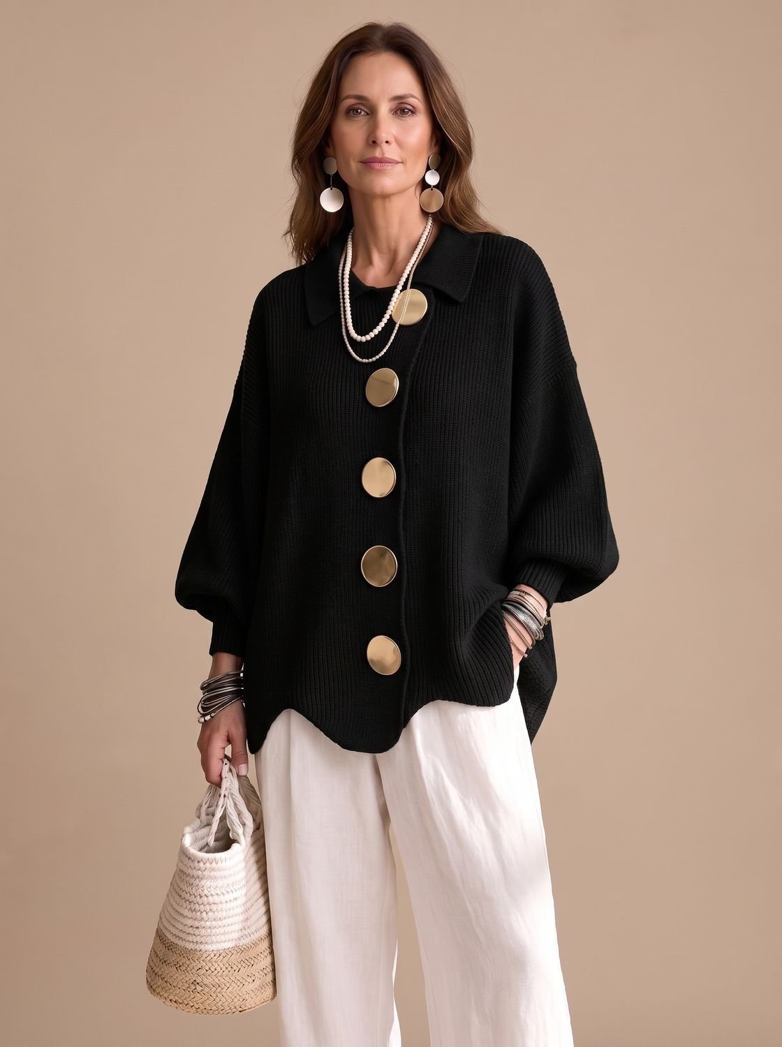 Oversized strikcardigan med krave og guldknapper til damer