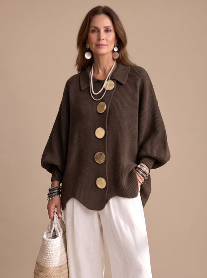 Oversized strikcardigan med krave og guldknapper til damer