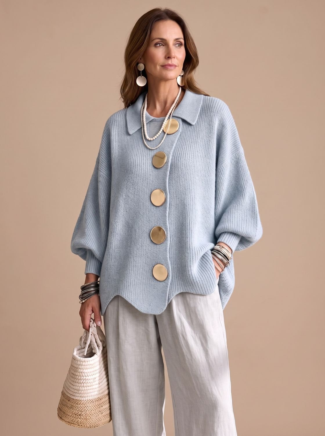 Oversized strikcardigan med krave og guldknapper til damer