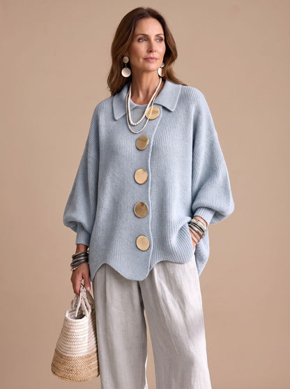 Oversized strikcardigan med krave og guldknapper til damer