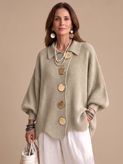 Oversized strikcardigan med krave og guldknapper til damer