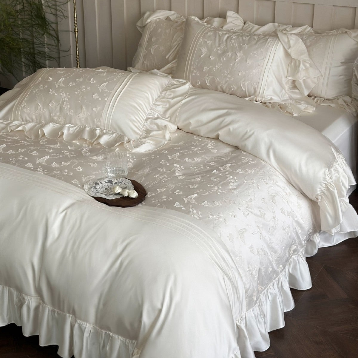 Satinsengesæt med broderet sommerfuglejacquard, flæser og rynkede pudebetrækskanter