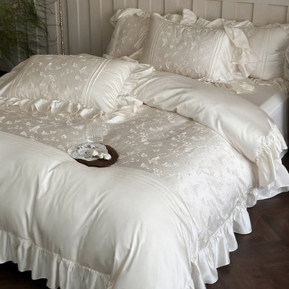 Satinsengesæt med broderet sommerfuglejacquard, flæser og rynkede pudebetrækskanter