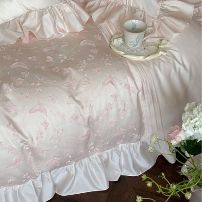 Satinsengesæt med broderet sommerfuglejacquard, flæser og rynkede pudebetrækskanter
