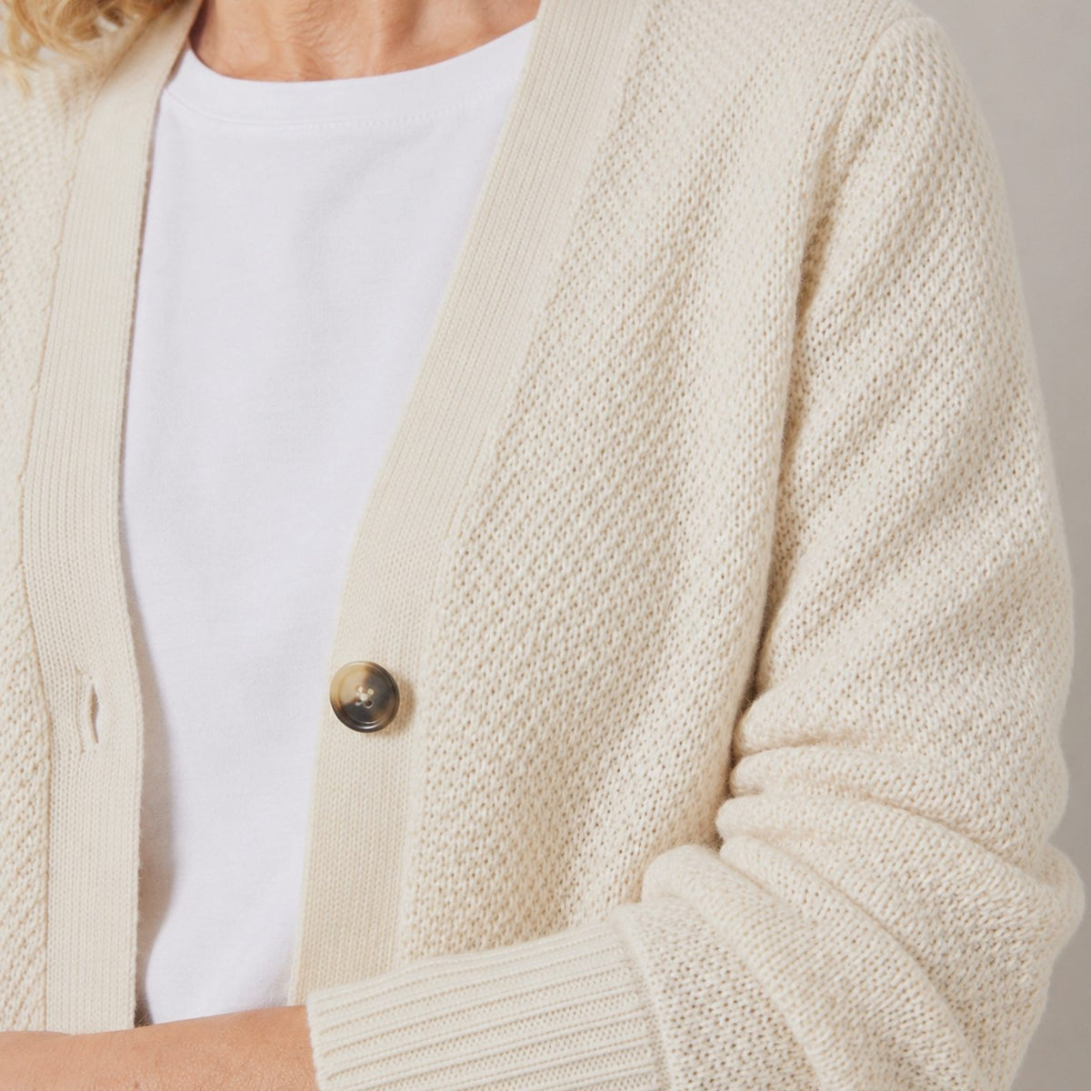 Strikket cardigan med V-udskæring og knapper til damer
