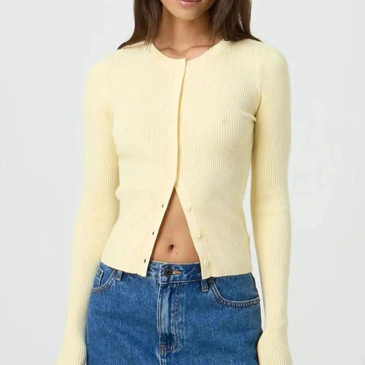 Tætsiddende ribstrikket cropped cardigan med lange ærmer til damer