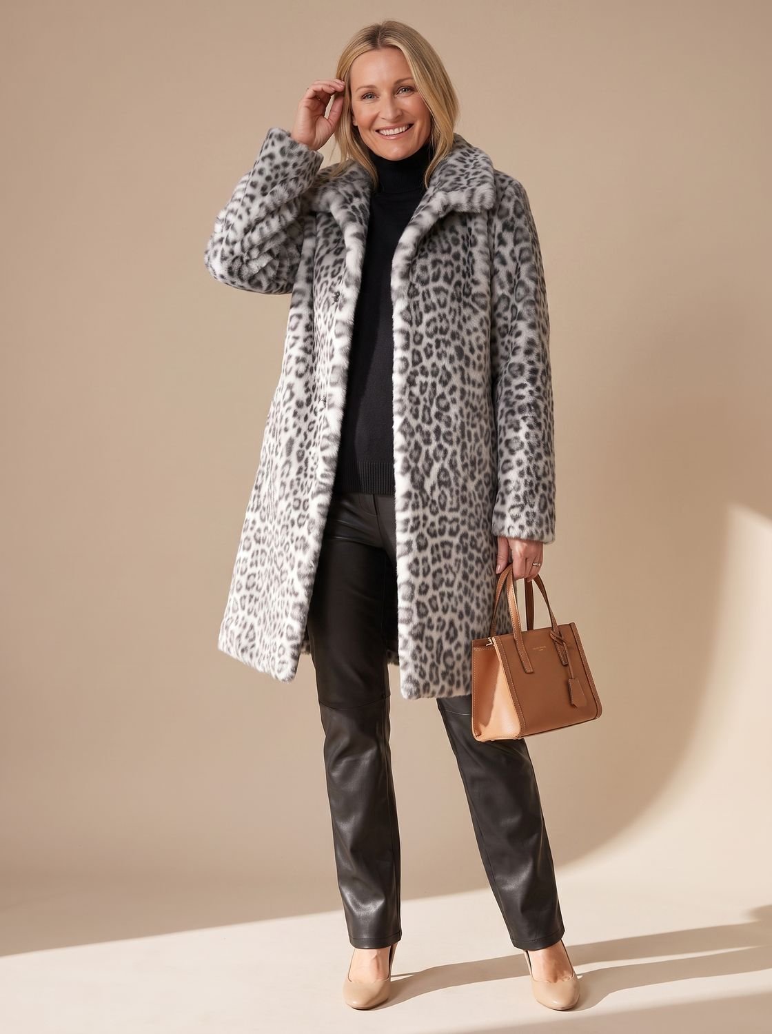 Vinterfrakke i imiteret pels med leopardprint til damer