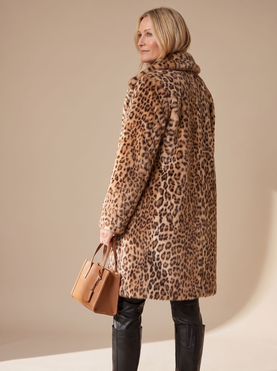 Vinterfrakke i imiteret pels med leopardprint til damer
